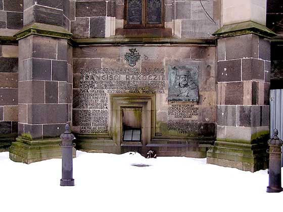 Gedenkplaat in de muur langs de noordelijke zijde van de Szent Erzsébet-kathedraal.