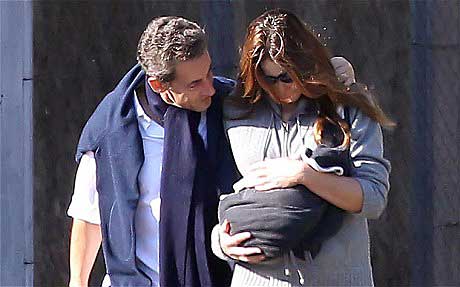 President Sarkozy met echtgenote Carla Bruni en hun dochtertje Giulia.