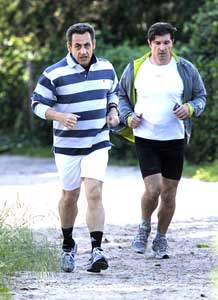Sarkozy een rondje joggend met zijn lijfwacht. 