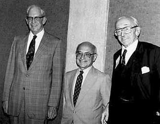 George Stigler met Milton Friedman en Friedrich August von Hayek. 