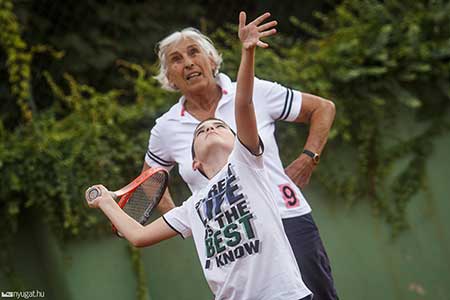 Éva nog stteds actief bij de opleiding van de Hongaarse tennisjeugd bij Haladás VSE (september 2015).