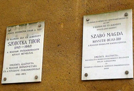 De bescheiden woonplaats van Szabó Magda en haar man Szobotka Tibor, waar ook een gedenkplaat hangt voor beiden.