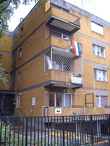 De bescheiden woonplaats van Szabó Magda en haar man Szobotka Tibor, waar ook een gedenkplaat hangt voor beiden.