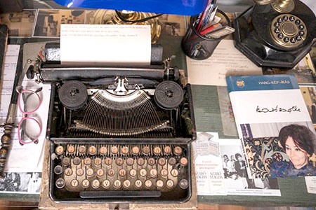 Haar werkbureau met de schrijfmachine waar haar laatste getypte blad nog insteekt