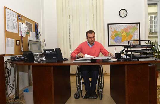 Szekeres Pál bezig met zijn administratieve zaken. 
