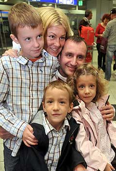 Szekeres met zijn vrouw, Janicsek Aniko en zijn kinderen, Pakó (1999), Lala en Dani (2002). 