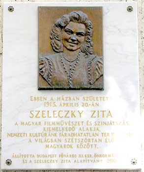 Gedenkplaat voor Zita aan het ouderlijk huis in de Budafiki út,10c in Budapest. 