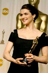 Een zwangere Rachel Weisz met haar 'Oscar' 