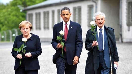 Amerikaans President Barack Obama, Duitse kanselier Angela Merkel en Wiesel Elie op 5 juni 2009 in het Duitse concentratiekamp Buchenwald.