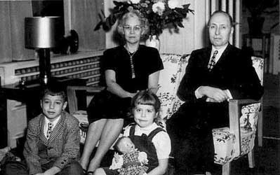 Wigner met zijn vrouw Mary, en zijn twee kinderen