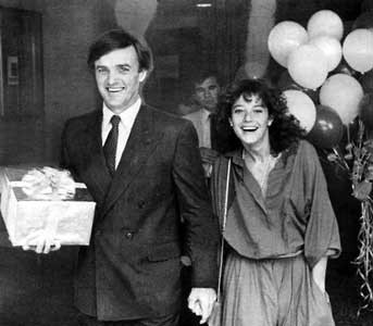 Debra Winger samen met toenmalig senator Bob Kerrey.