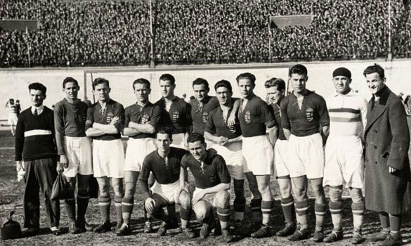 Het Hongaarse elftal voor de wedstrijd tegen Nederland. (Foto KNVB) 