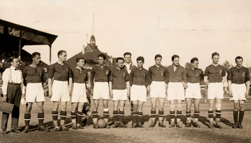 Het Hongaarse elftal voor de wedstrijd tegen Nederland op 8/6/1930. 