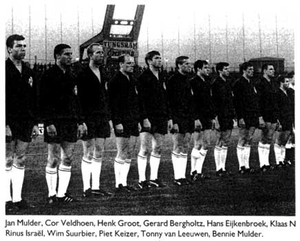 Het Nederlandse elftal voor de wedstrijd tegen Hongarije op 10/5/1967.