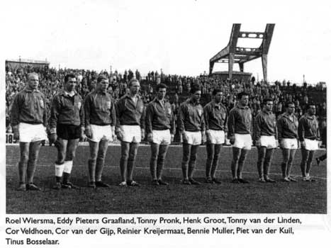 Het Nederlandse elftal voor de wedstrijd tegen Hongarije op 22/10/1961.