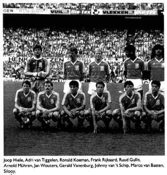 Het Nederlandse elftal voor de wedstrijd tegen Hongarije op 29/4/1987.