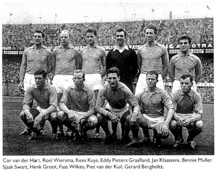 Het Nederlandse elftal voor de wedstrijd tegen Hongarije op 30/4/1961.