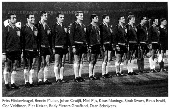 Het Nederlandse elftal voor de wedstrijd tegen Hongarije op 7/9/1966.