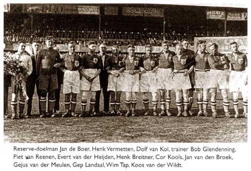 Het Nederlandse elftal voor de wedstrijd tegen Hongarije op 8/6/1930. 