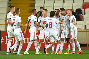 De Hongaarse spelers vieren het doelpunt van Szoboszlai Dominik (10).