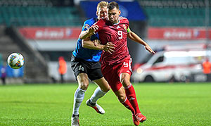 Szalai Ádám tracht de Estse verdediger Joonas Tamm te omspelen.