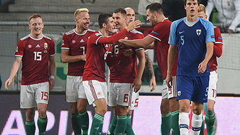 Szalai Ádám en Nagy Ádám feliciteren elkaar na hun doelpunten.