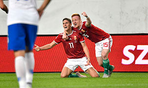 Sallai Roland en Kleinheisler vieren het eerste Hongaars doelpunt.