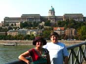 Samen met Chris op de Kettingbrug, met Budapaleis op de achtergrond.